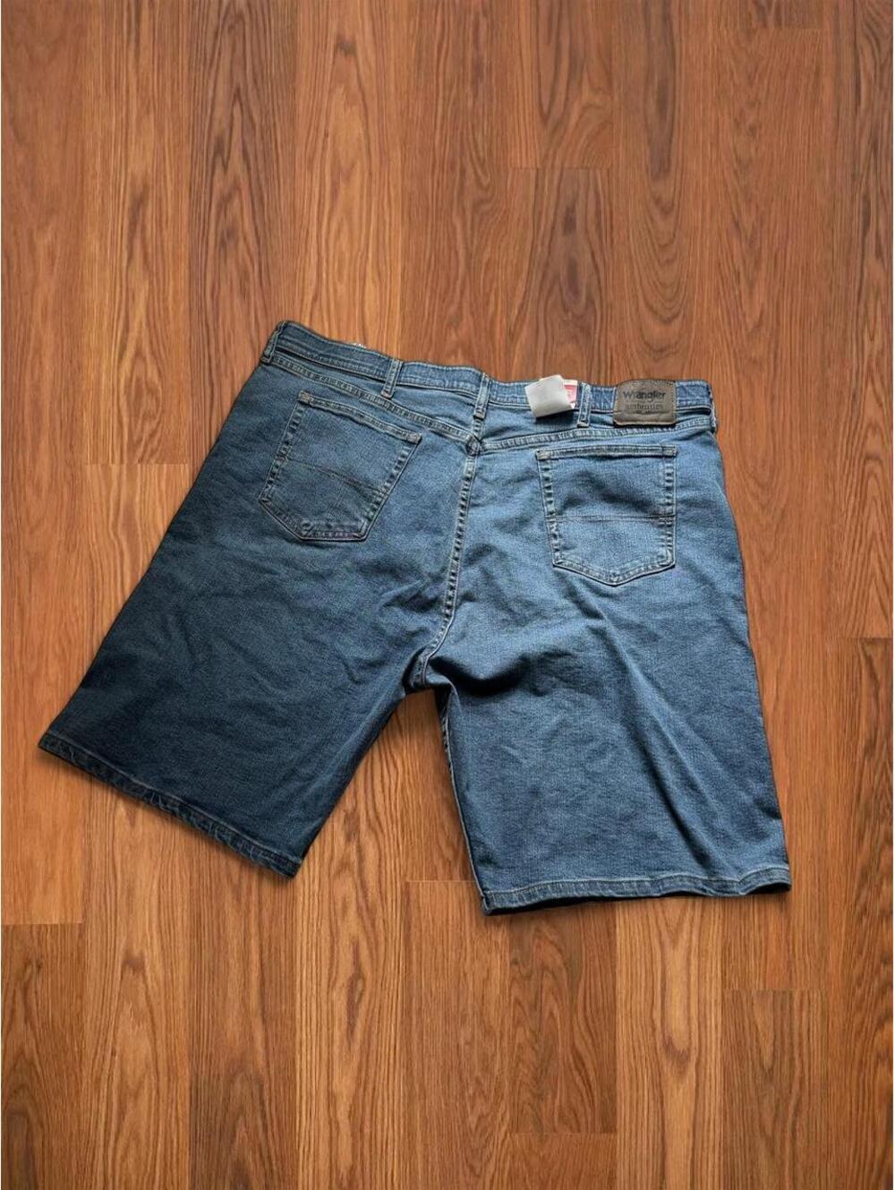 NWT Wrangler Men's Blue Denim Shorts Relaxed Fit Jorts Size 42
